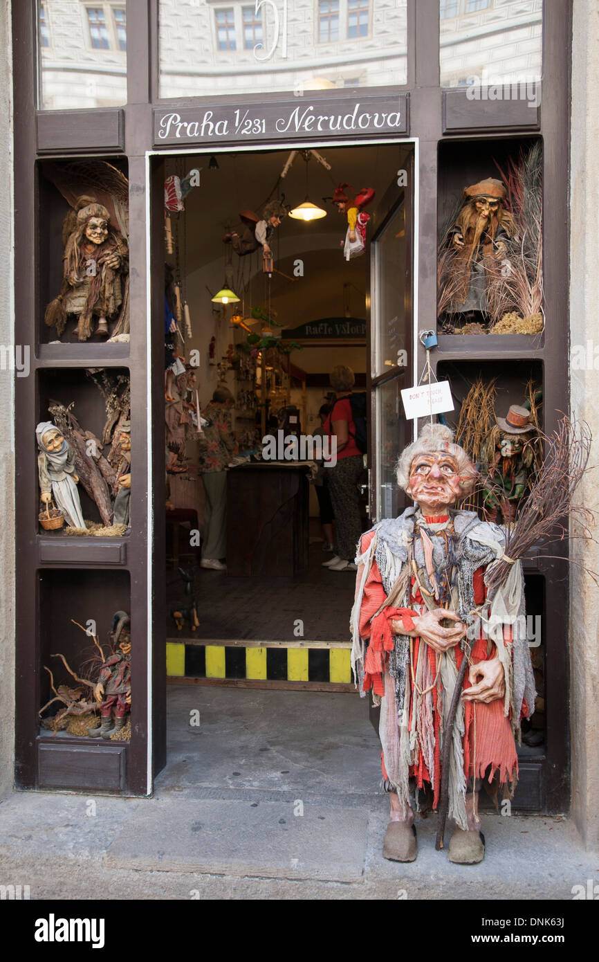 Tienda de marionetas Loutky; La calle Nerudova, el barrio de Malá Strana,  Praga, República Checa; Europa Fotografía de stock - Alamy