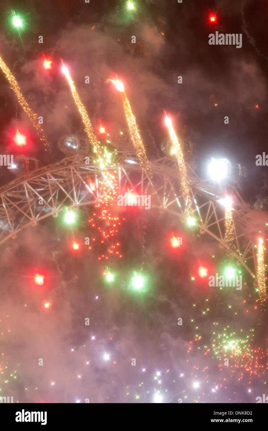 Westminster Londres, Reino Unido el 1 de enero de 2014. Londres celebra para marcar el comienzo del Año Nuevo con fuegos artificiales multi sensorial a la que asistieron más de 250.000 personas a lo largo del río Támesis Crédito: amer ghazzal/Alamy Live News Foto de stock