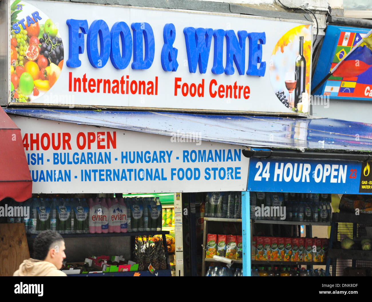 Turnpike Lane, Londres, Reino Unido. El 1 de enero de 2014. Un supermercado internacional en el norte de Londres vendiendo alimentos rumanos y búlgaros. Rumanos y búlgaros pueden trabajar sin restricciones en toda la UE y el Reino Unido, a partir de hoy. Crédito: Matthew Chattle/Alamy Live News Foto de stock