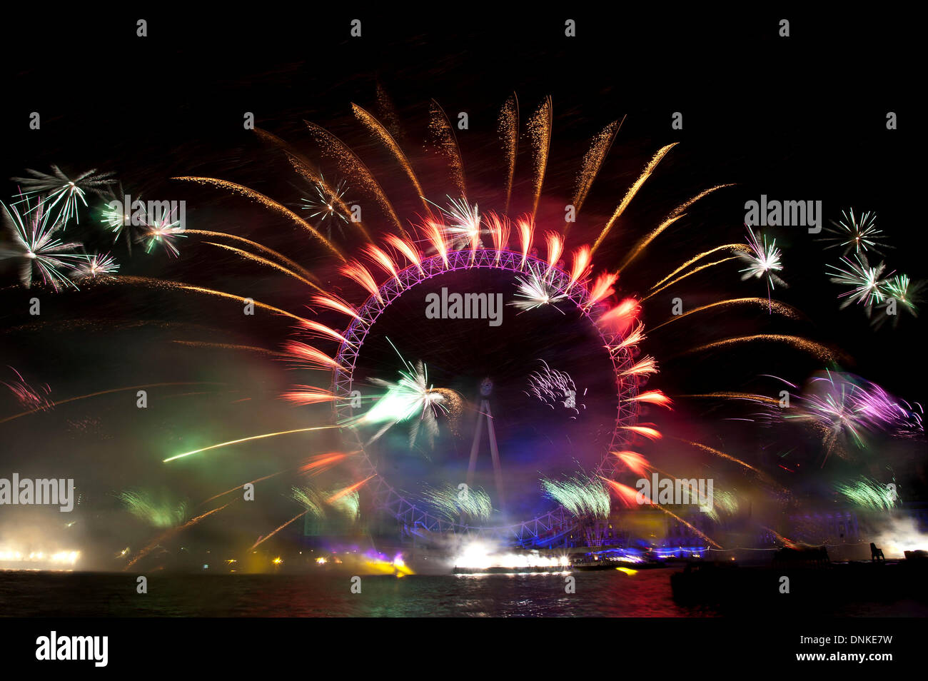Londres, Reino Unido. El 1 de enero de 2014. La víspera de Año Nuevo: espectaculares fuegos artificiales en Londres. Crédito: Pete Maclaine/Alamy Live News Foto de stock