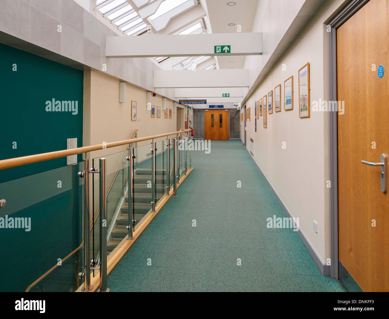 Vista a lo largo de un corredor vacío a la vialidad en Ynys Mon County Council Office Building Llangefni Anglesey Gales UK Foto de stock