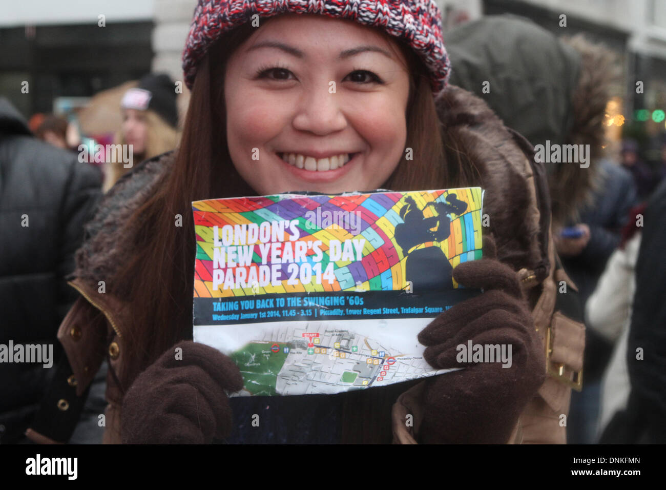 Londres, Reino Unido, 1 de enero de 2014, esperando, a pesar de la lluvia, para el Londres del desfile del Día de Año Nuevo de 2014. Crédito: Keith Larby/Alamy Live News Foto de stock