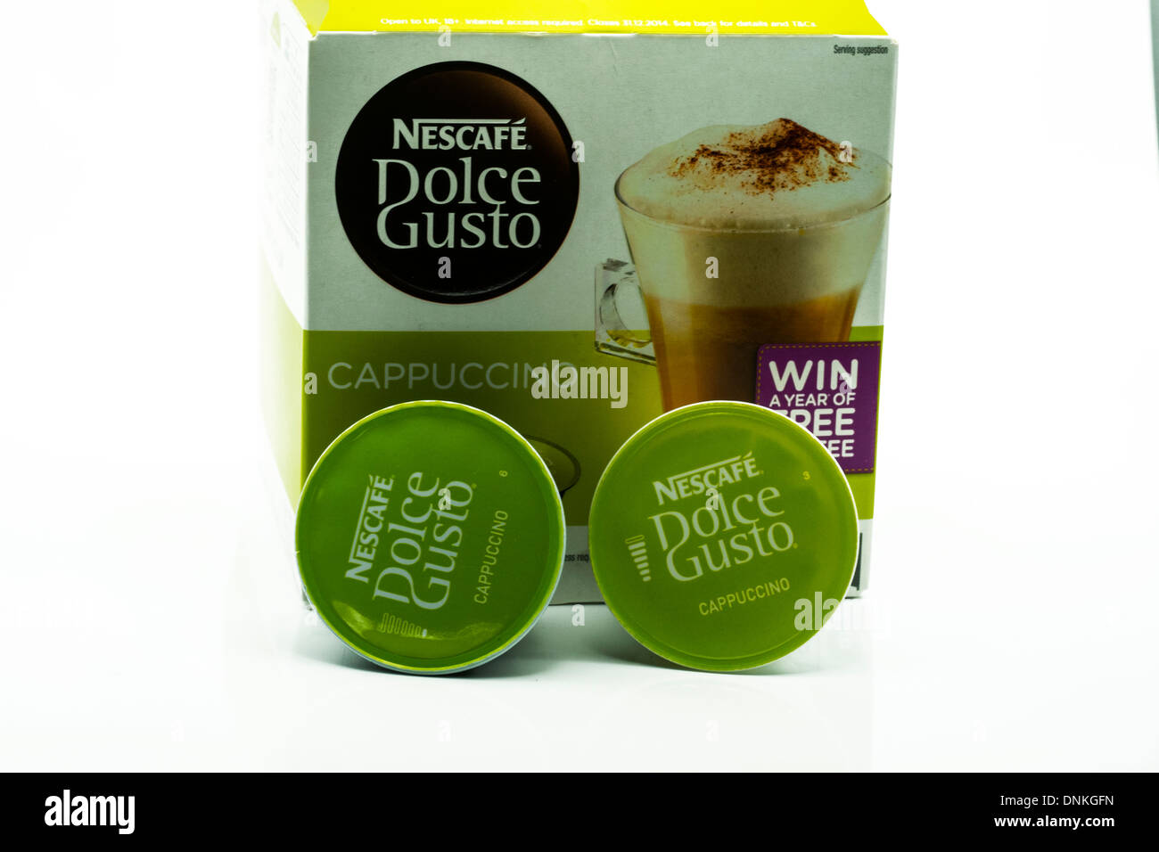 Caja de Nescafé Dolce gusto bolsitas de café cappuccino recortar espacio  copia fondo blanco Fotografía de stock - Alamy