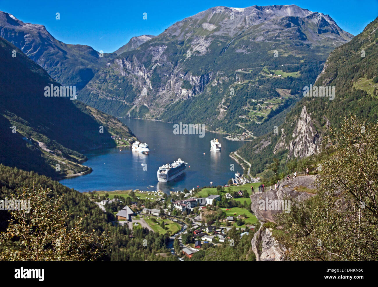 Vista de Geiranger Village y del Monte Dalsnibba Geirangerfjord mostrando los cruceros, Noruega, Escandinavia, Europa Foto de stock