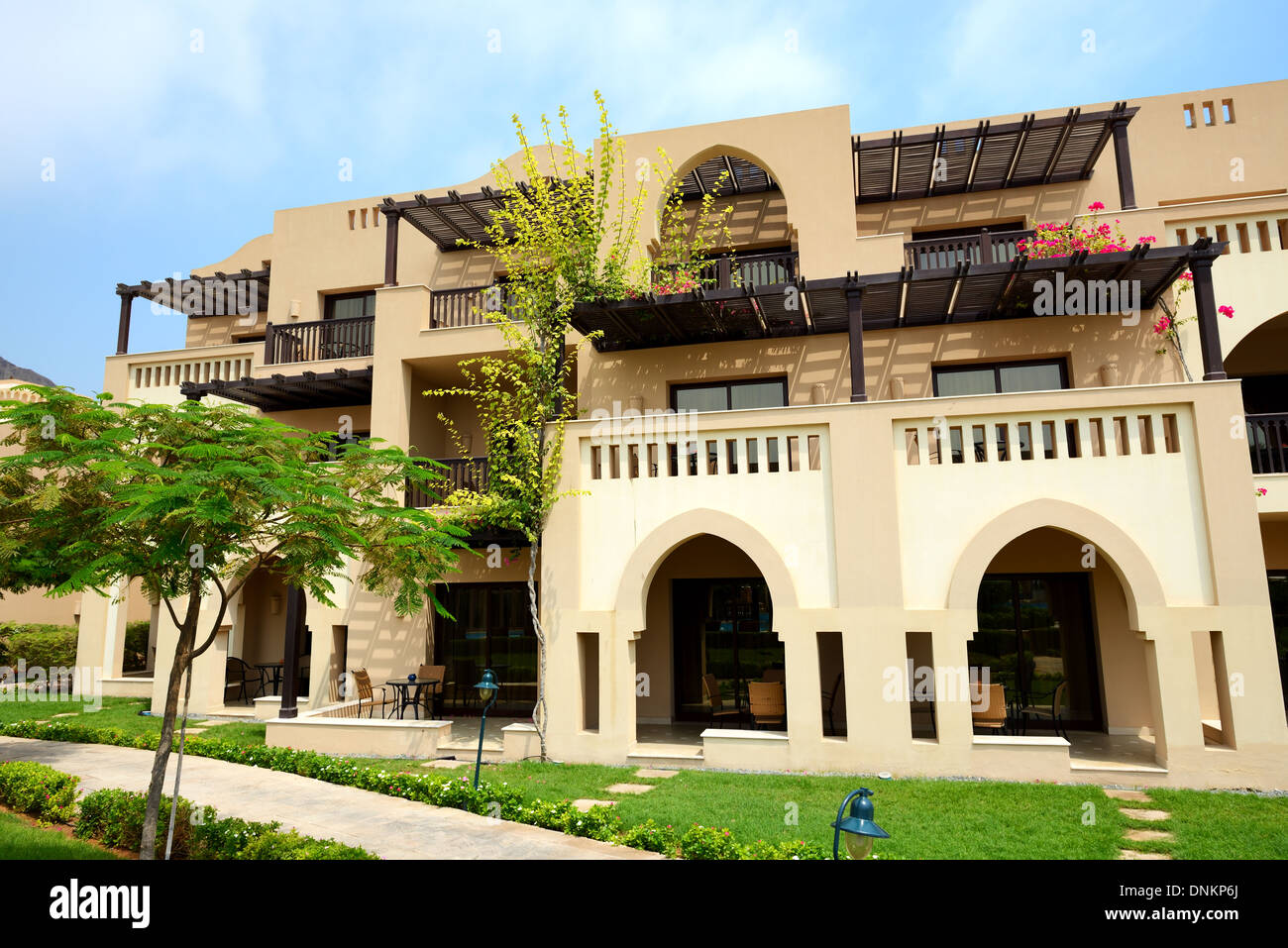 Las villas de estilo árabe en un hotel de lujo, Fujairah, Emiratos Árabes Unidos Foto de stock