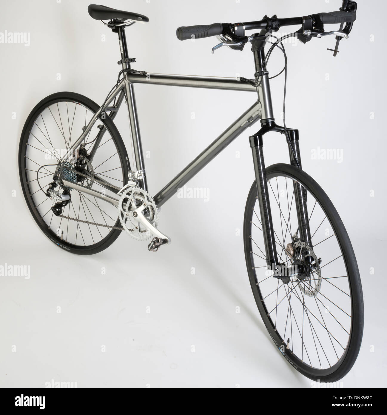 Bicicleta híbrida con frenos de disco, llantas de carretera y manillar  recto Fotografía de stock - Alamy