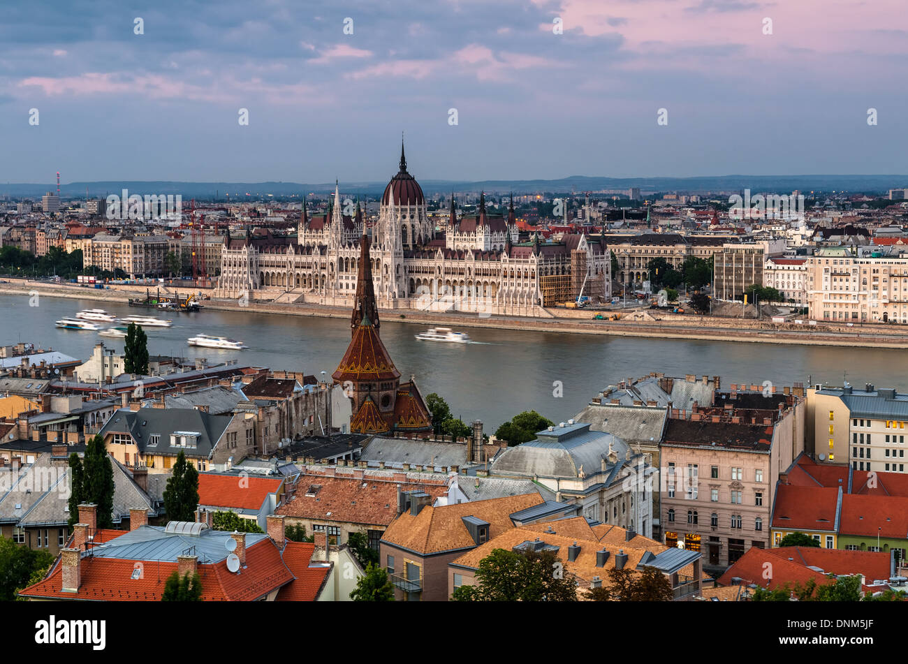 Budapest, Hungría. Paisaje urbano con el río Danubio y el edificio del Parlamento, Orszaghaz. Europa Central. Foto de stock