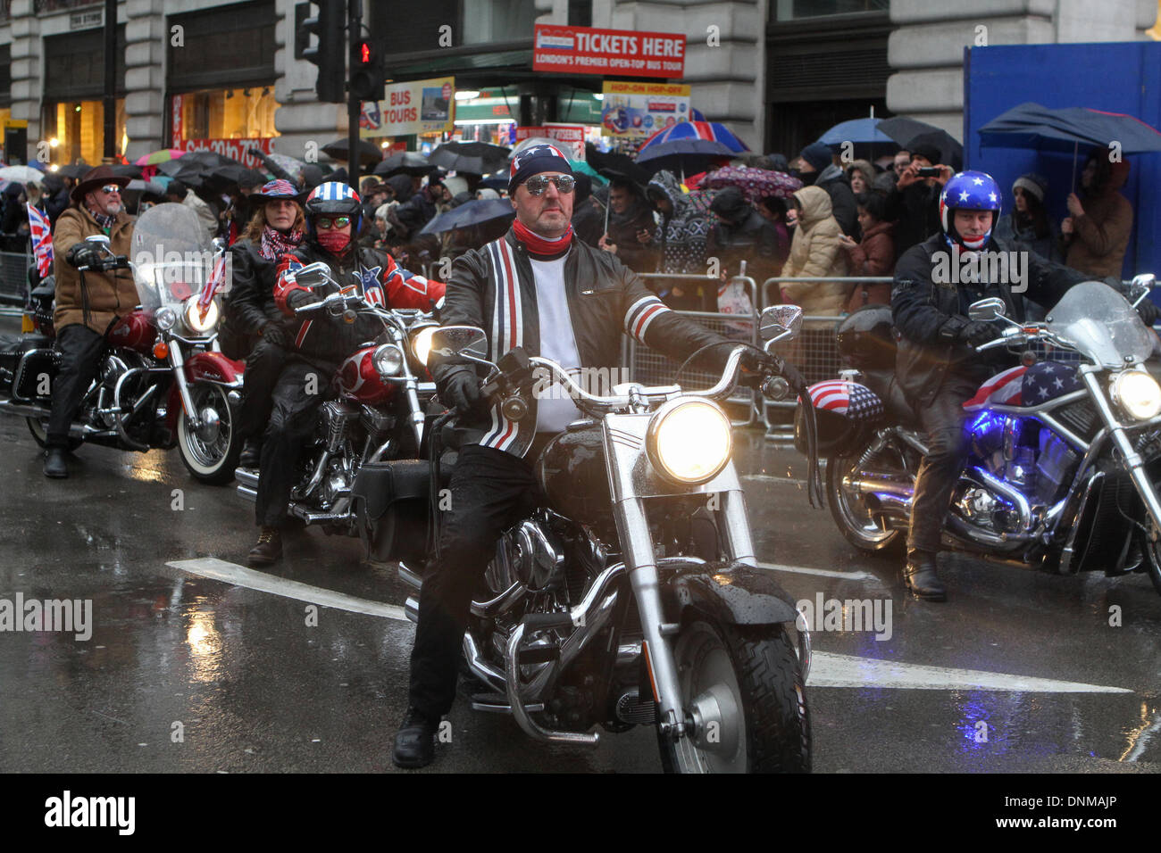 Londres, Reino Unido, 1 de enero de 2014,motos participar en Londres el Desfile del Día de Año Nuevo de 2014. Crédito: Keith Larby/Alamy Live News Foto de stock
