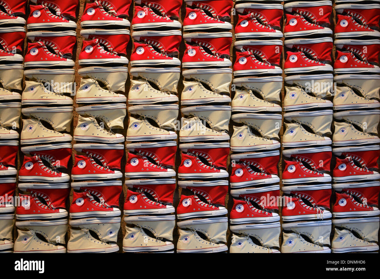 Converse sneakers establecidos en el patrón de una bandera americana en la tienda Converse en Broadway en Greenwich Village, Nueva York de stock - Alamy