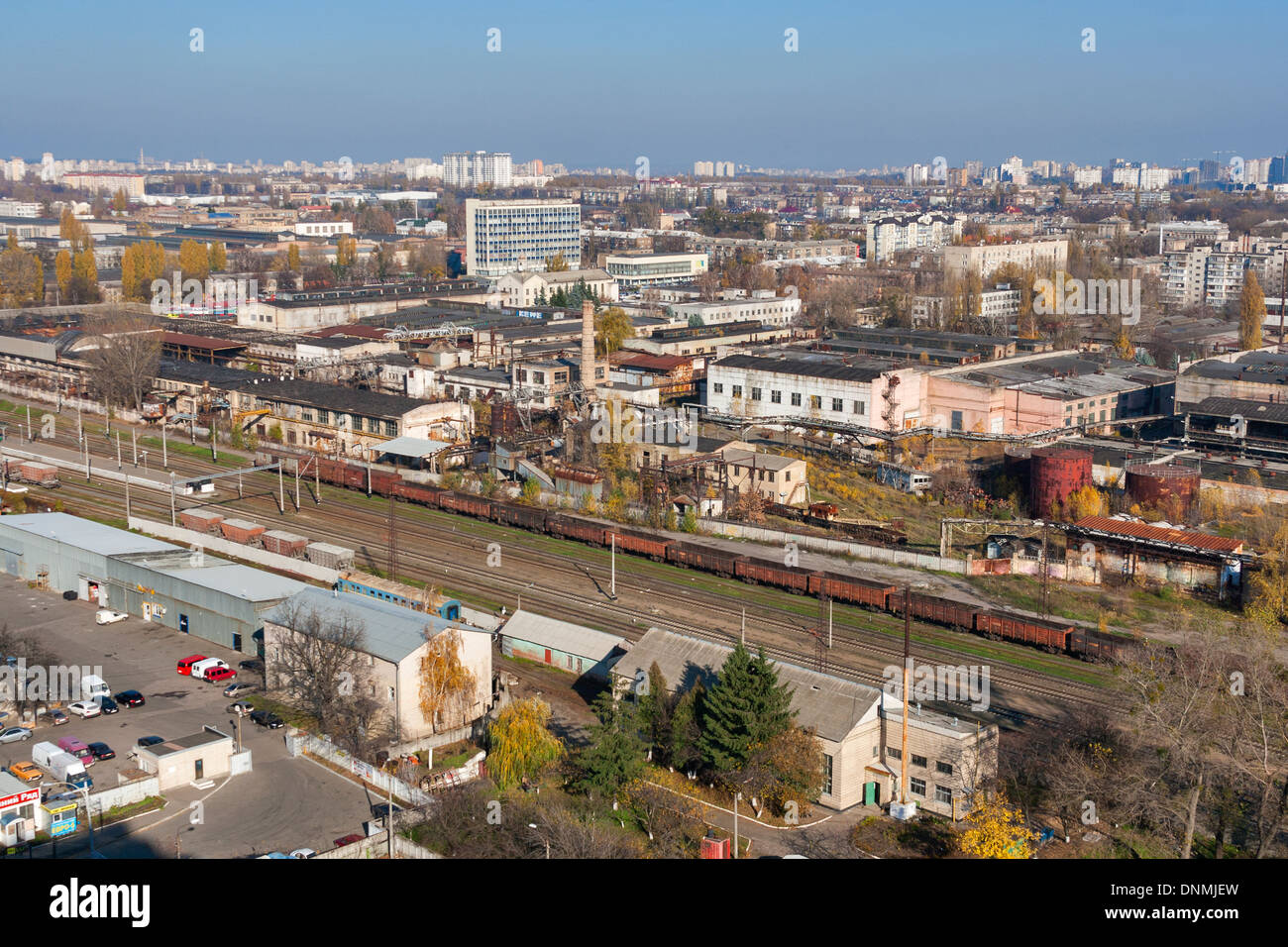 Distrito Industrial con el ferrocarril. Svyatoshin, Kiev, Ucrania. Foto de stock