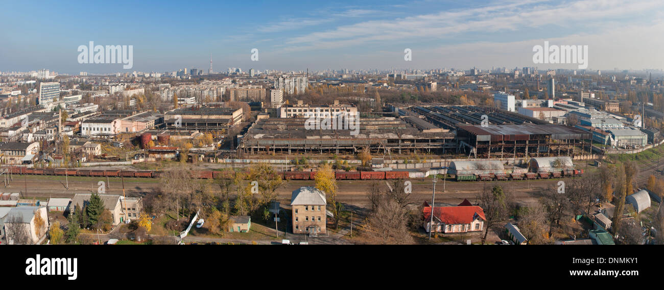 Panorama del distrito industrial con el ferrocarril. Svyatoshin, Kiev, Ucrania. Foto de stock