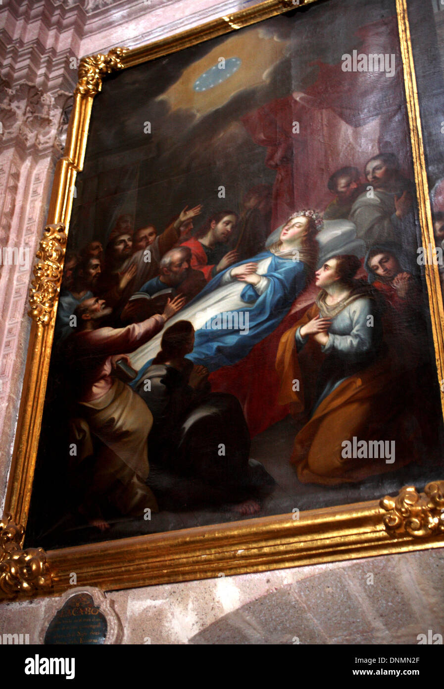 Una pintura por el pintor Miguel Cabrera que representa la muerte de la Virgen María decora el museo de la iglesia de Santa Prisca Foto de stock