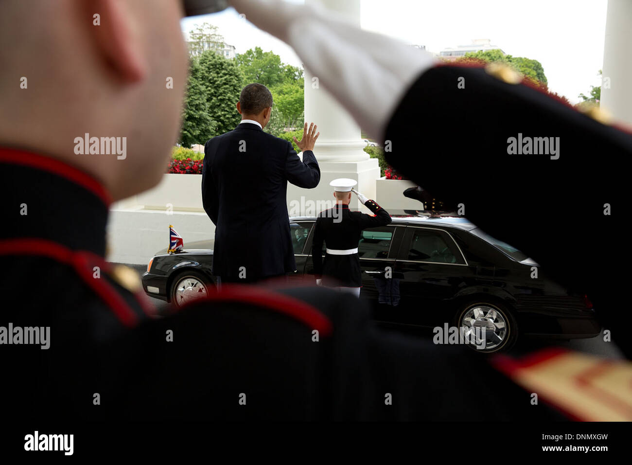El presidente estadounidense, Barack Obama, olas despedida al Primer Ministro Británico David Cameron como su comitiva sale el pórtico norte de la Casa Blanca el 13 de mayo de 2013 en Washington, DC. Foto de stock