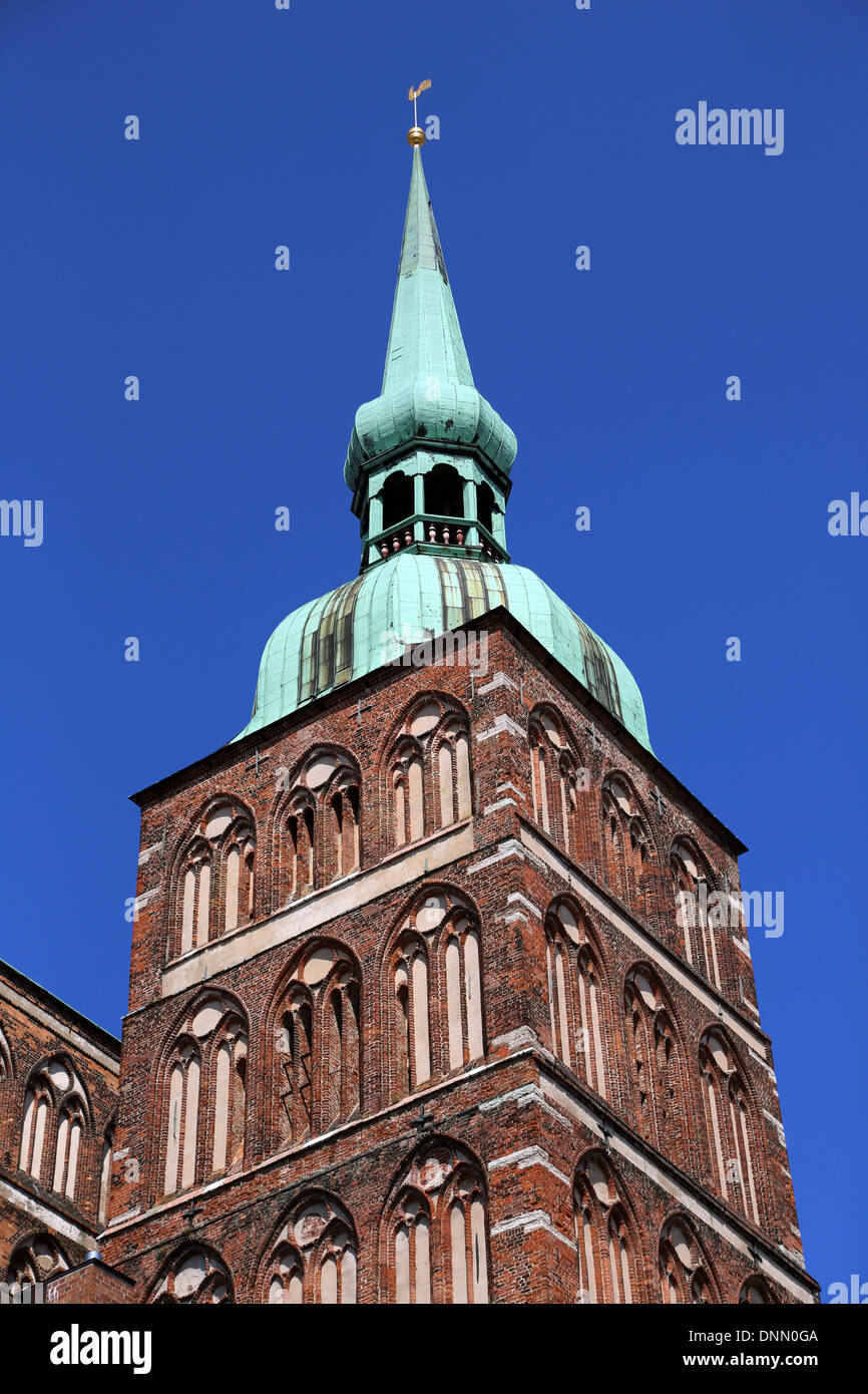 Stralsund, Alemania, Vista de la torre de la Iglesia de San Nicolás Foto de stock