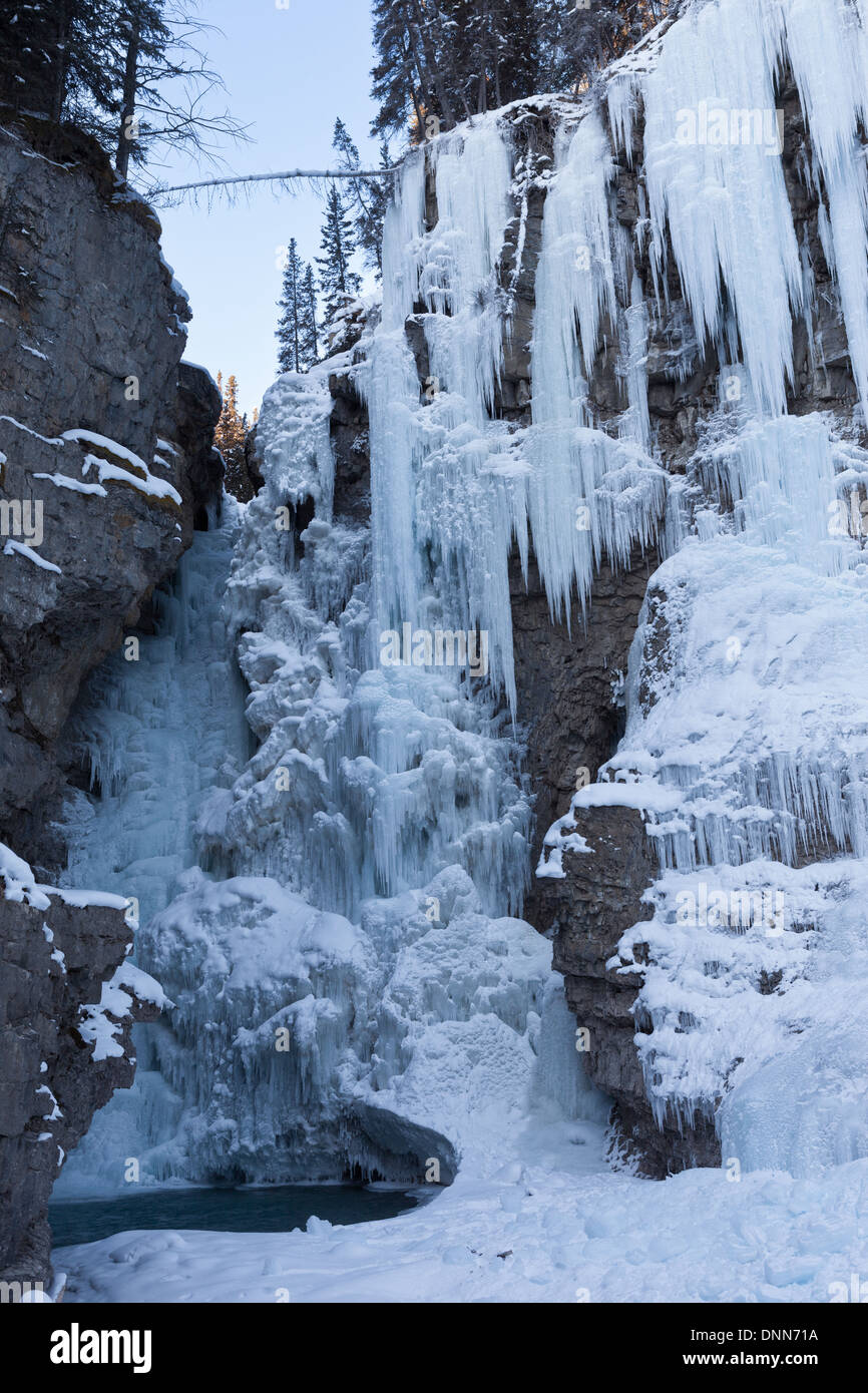 Las cascadas congeladas en las Rocosas Canadienses. Foto de stock