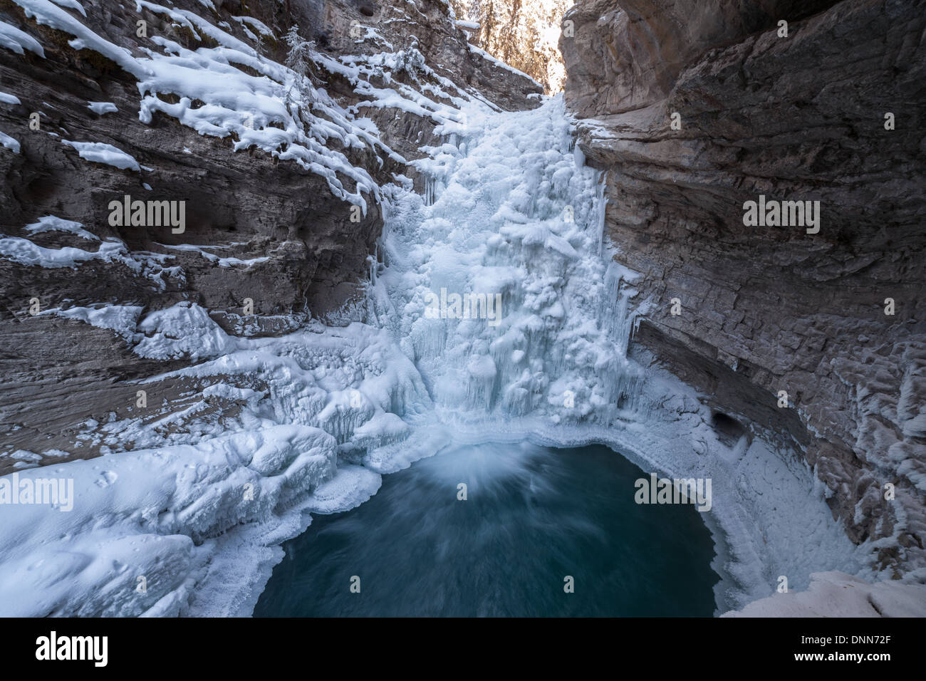 Las cascadas congeladas en las Rocosas Canadienses. Foto de stock