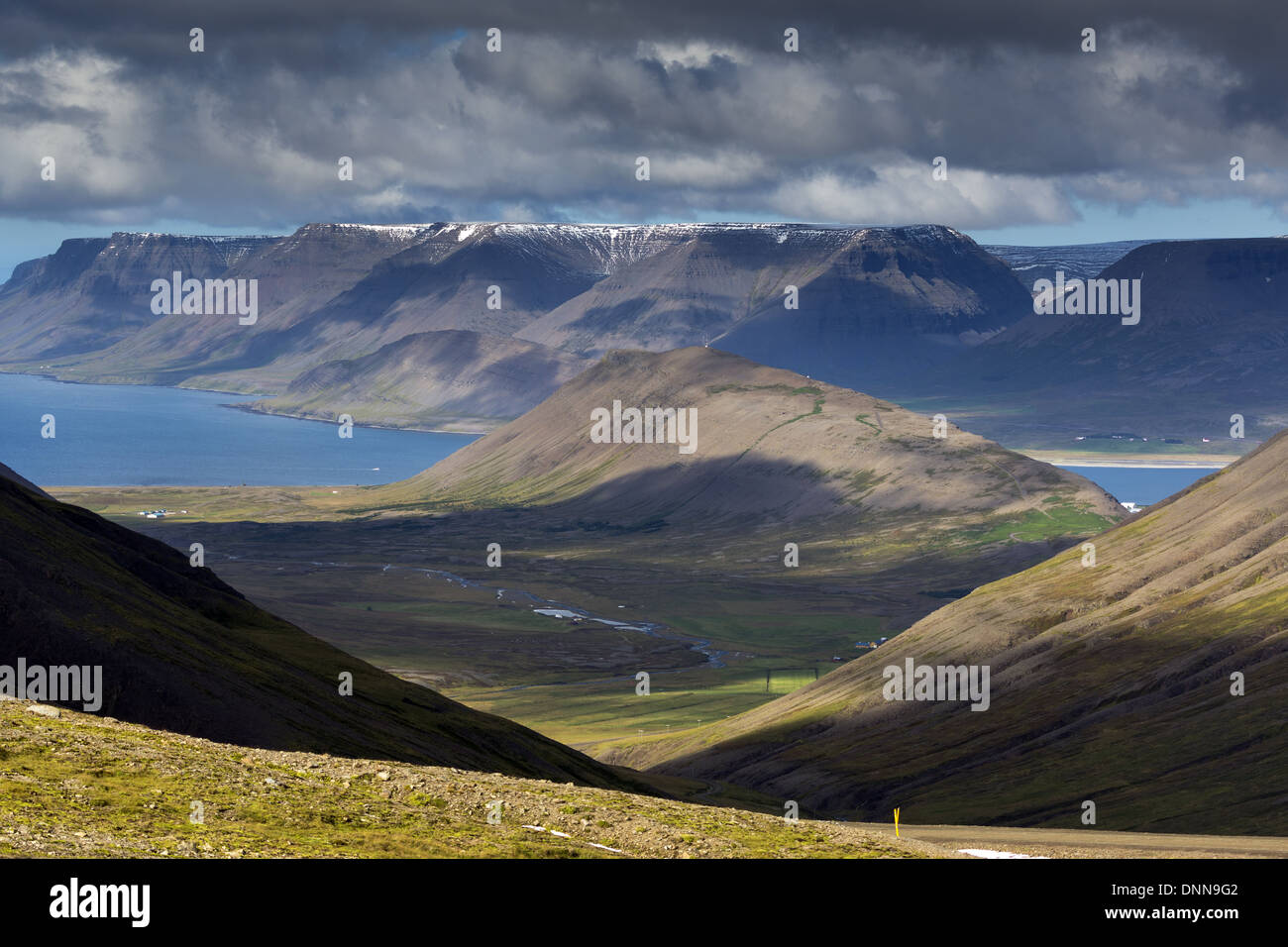 Islandia Westfjords mirando al norte oeste a Dyrafjordur. Magnífico paisaje islandés vírgenes Foto de stock