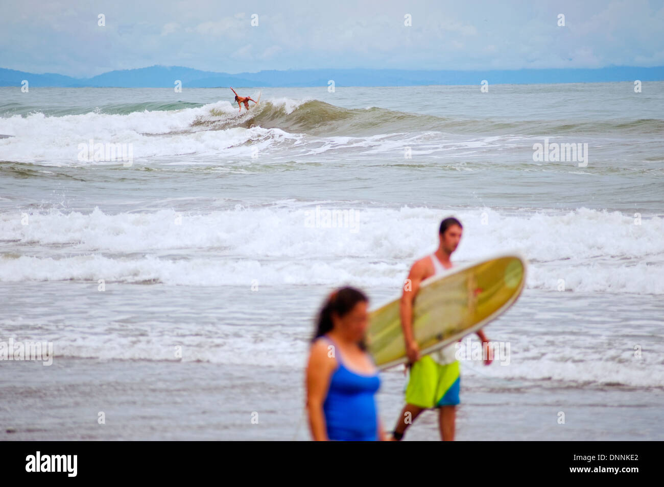 El surf en las playas de Dominical, Costa Rica Foto de stock