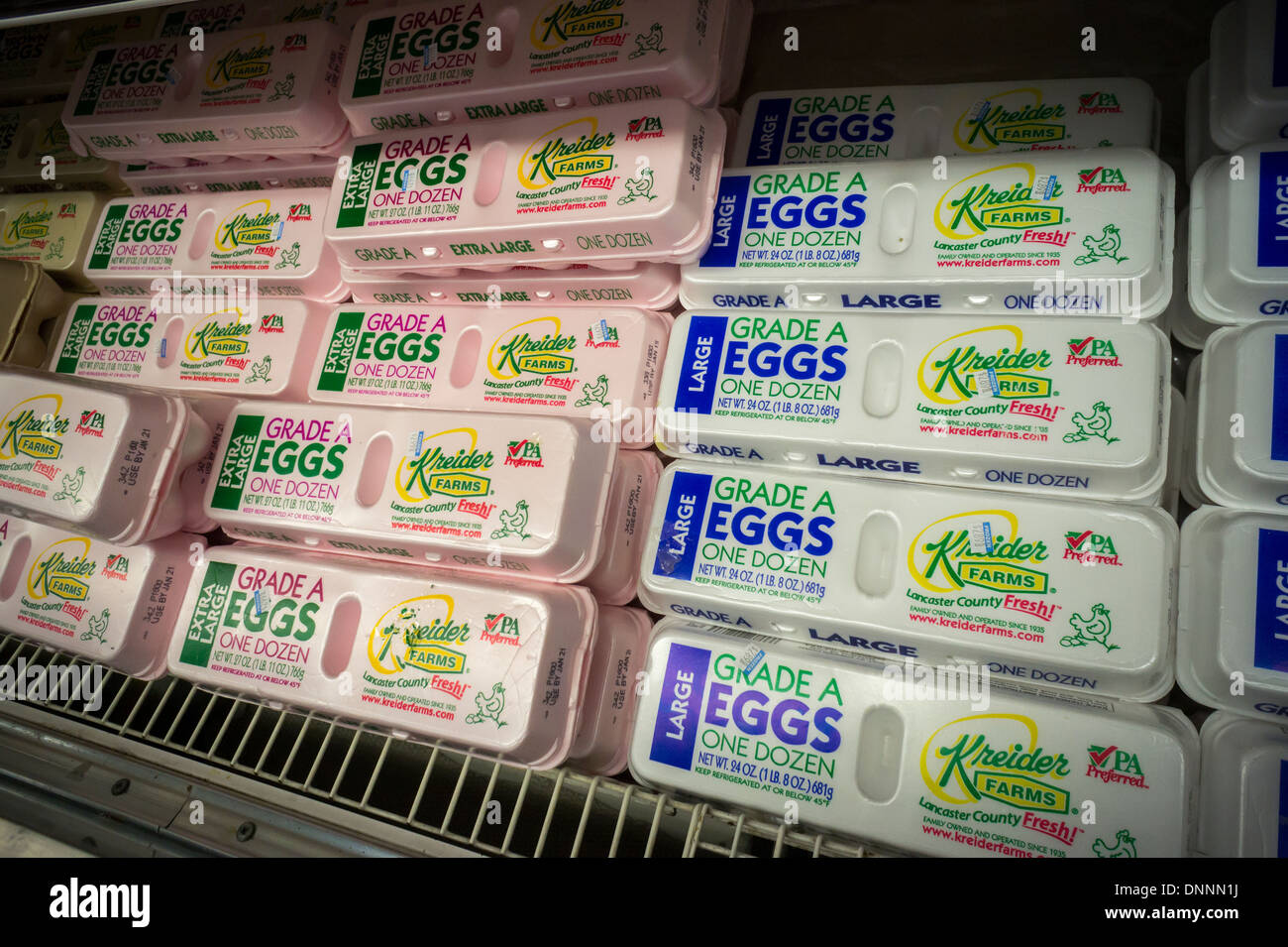 Los huevos en venta en un supermercado en Nueva York el miércoles, 1 de enero de 2014. (© Richard B. Levine) Foto de stock