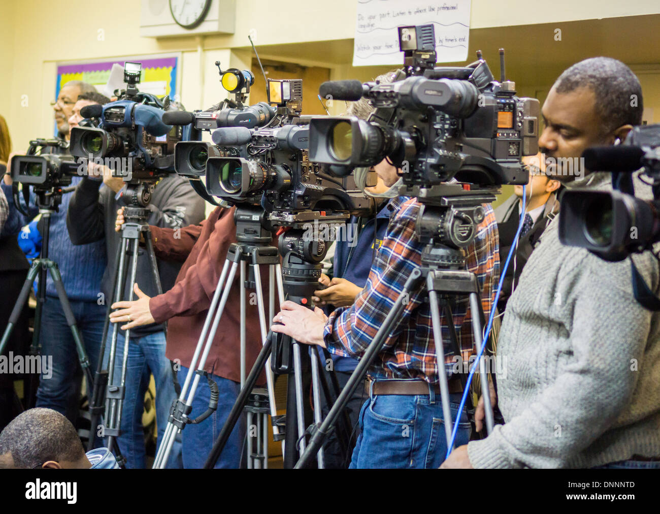 Line-up de las cámaras de televisión en el Bronx en New York durante una conferencia de prensa Foto de stock