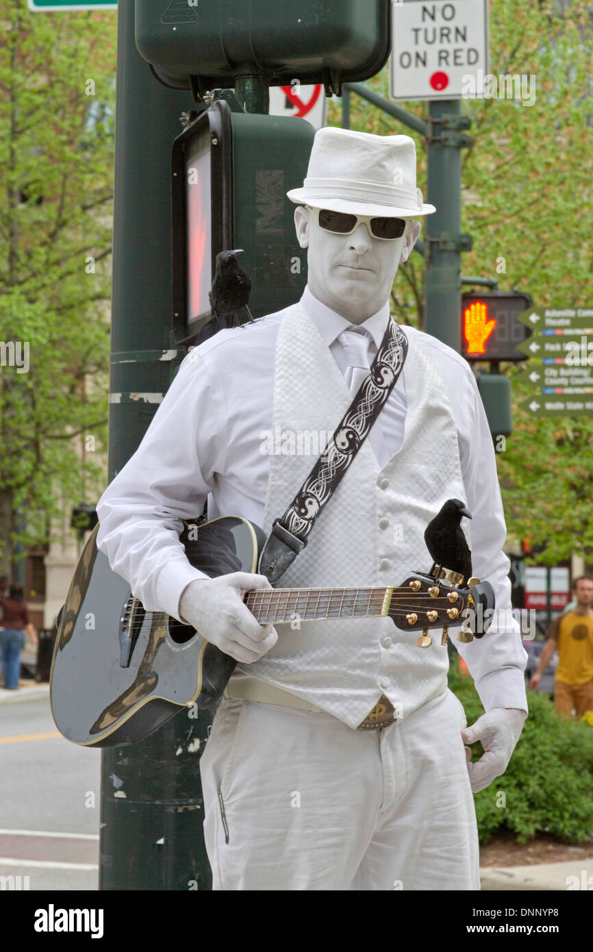En Asheville, Carolina del Norte, EE.UU. - abril 26, 2013: un ejecutante de la calle llamado 'el hombre de blanco: estatua viviente' realiza su arte fo Foto de stock