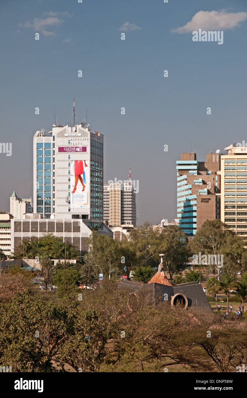 El horizonte de la ciudad de Nairobi con varios pisos edificio Barclays vestidas con enorme publicidad de Qatar Airways desde Nairobi Serena Hotel Foto de stock