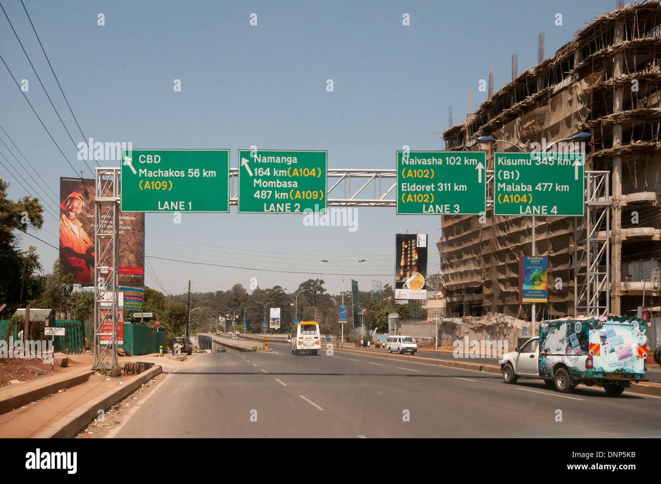 Señales de tráfico y la sobrecarga de los nuevos edificios en construcción en Forest Road Nairobi Kenya Foto de stock