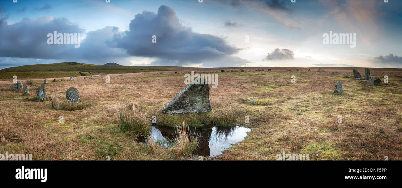 Amanecer en invierno Stannon Stone Circle en Bodmin Moor en Cornwall con Roughtor en la distancia. Foto de stock