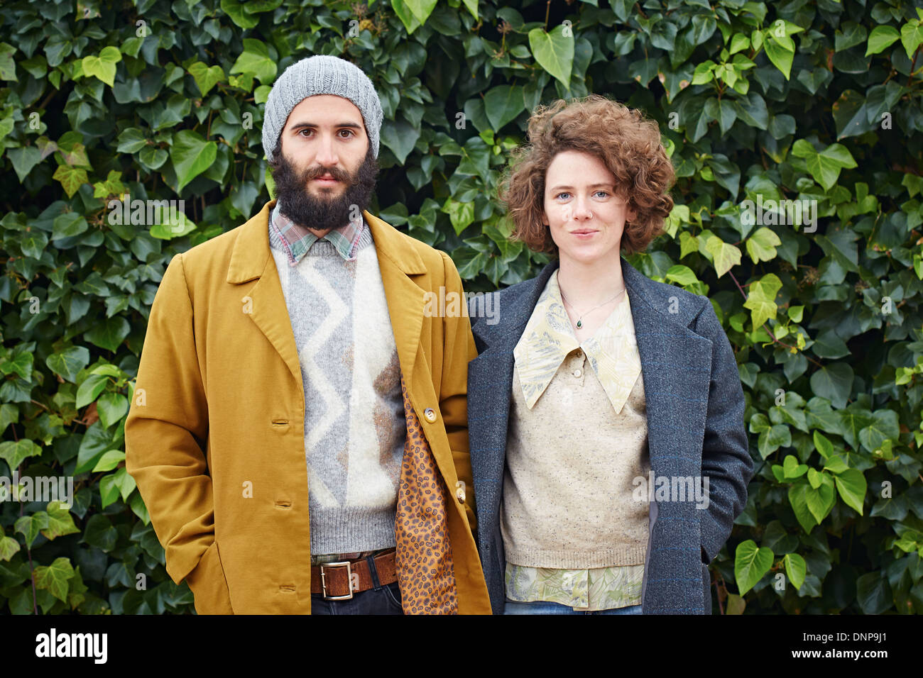 Sonriendo hipster estudiante pareja en Vintage ropas Foto de stock