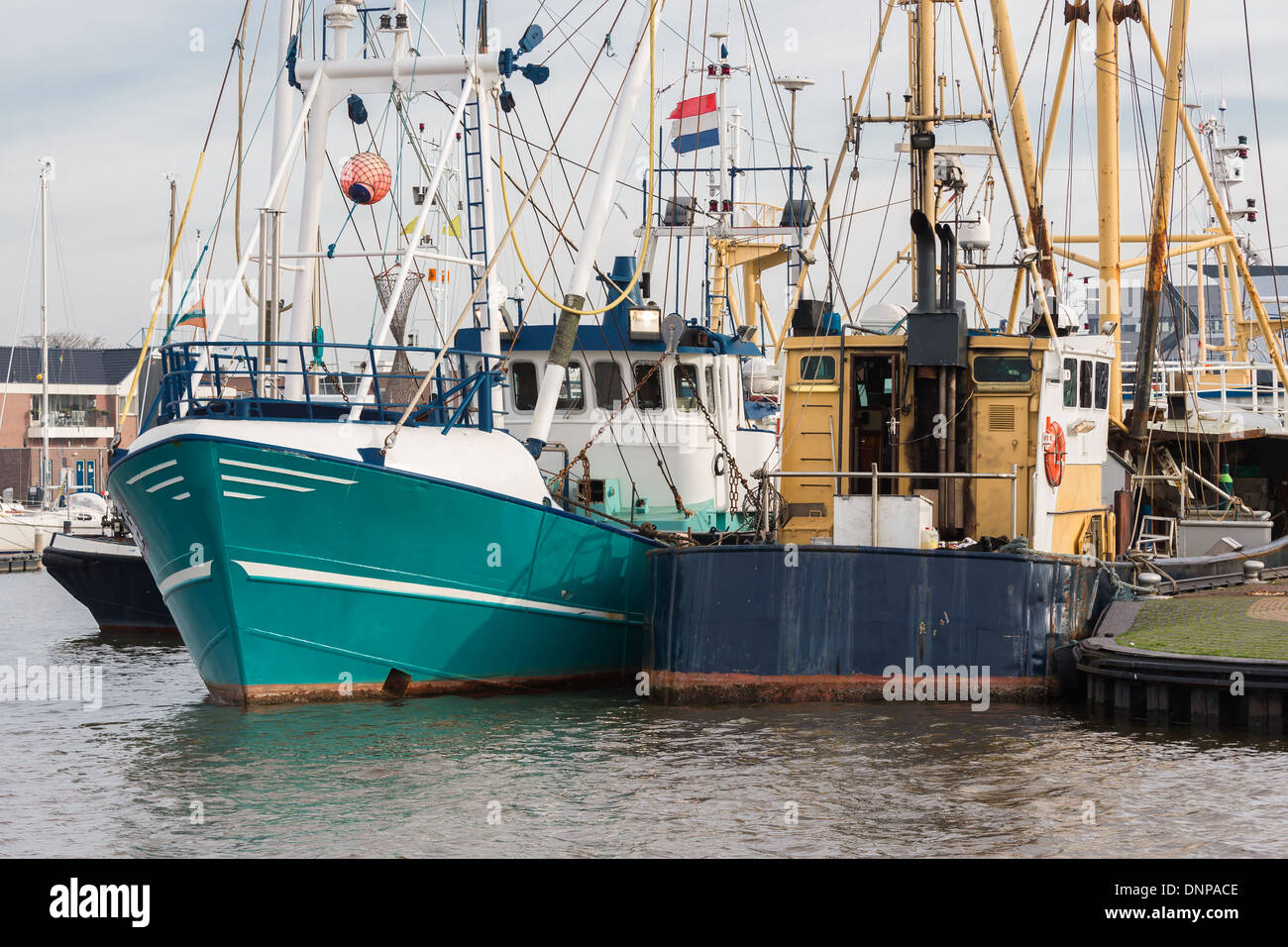 Puerto holandés de Urk con cortadores de pesca modernos Foto de stock