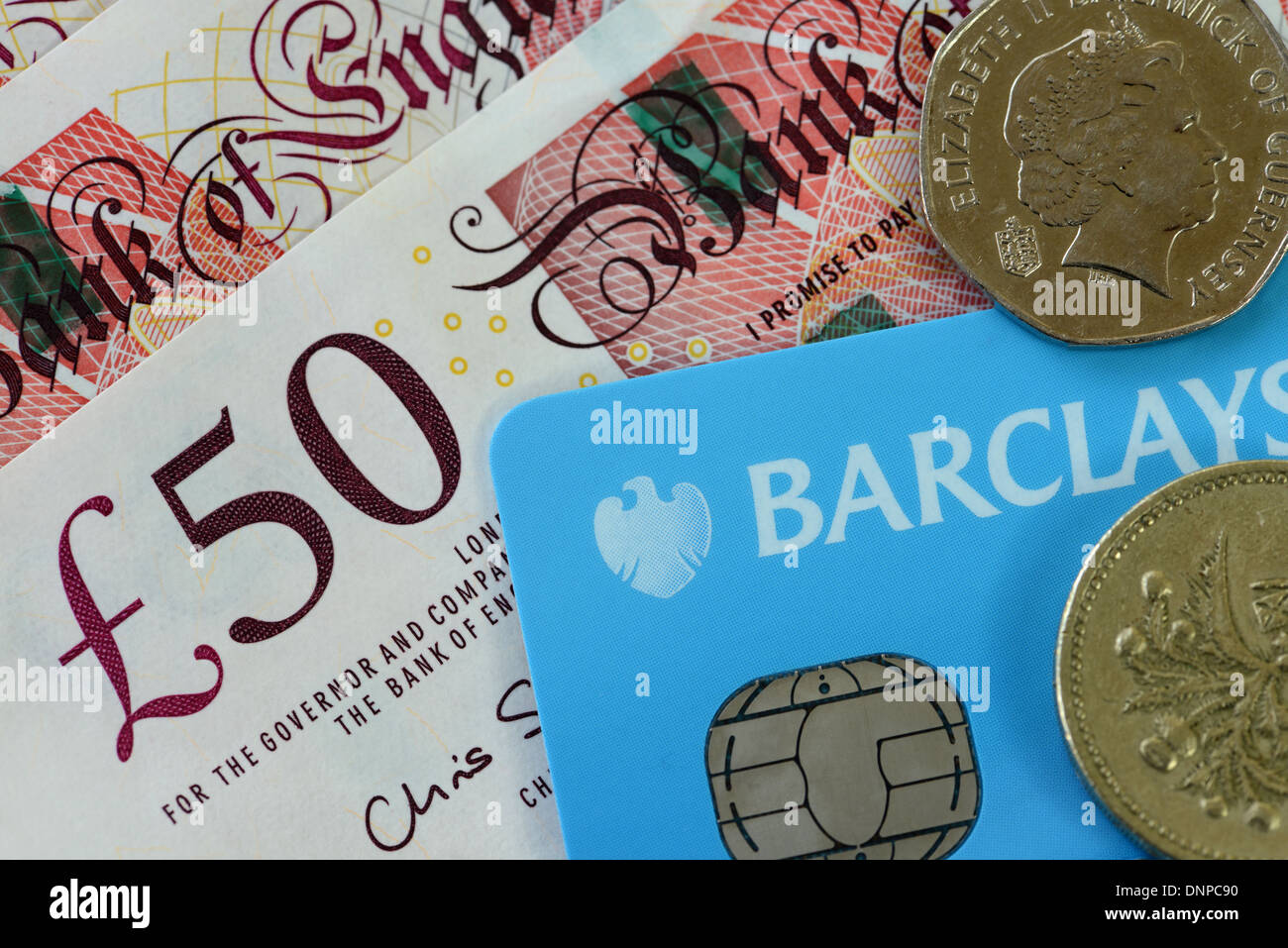 Tarjeta Visa de Barclays y moneda esterlina Foto de stock