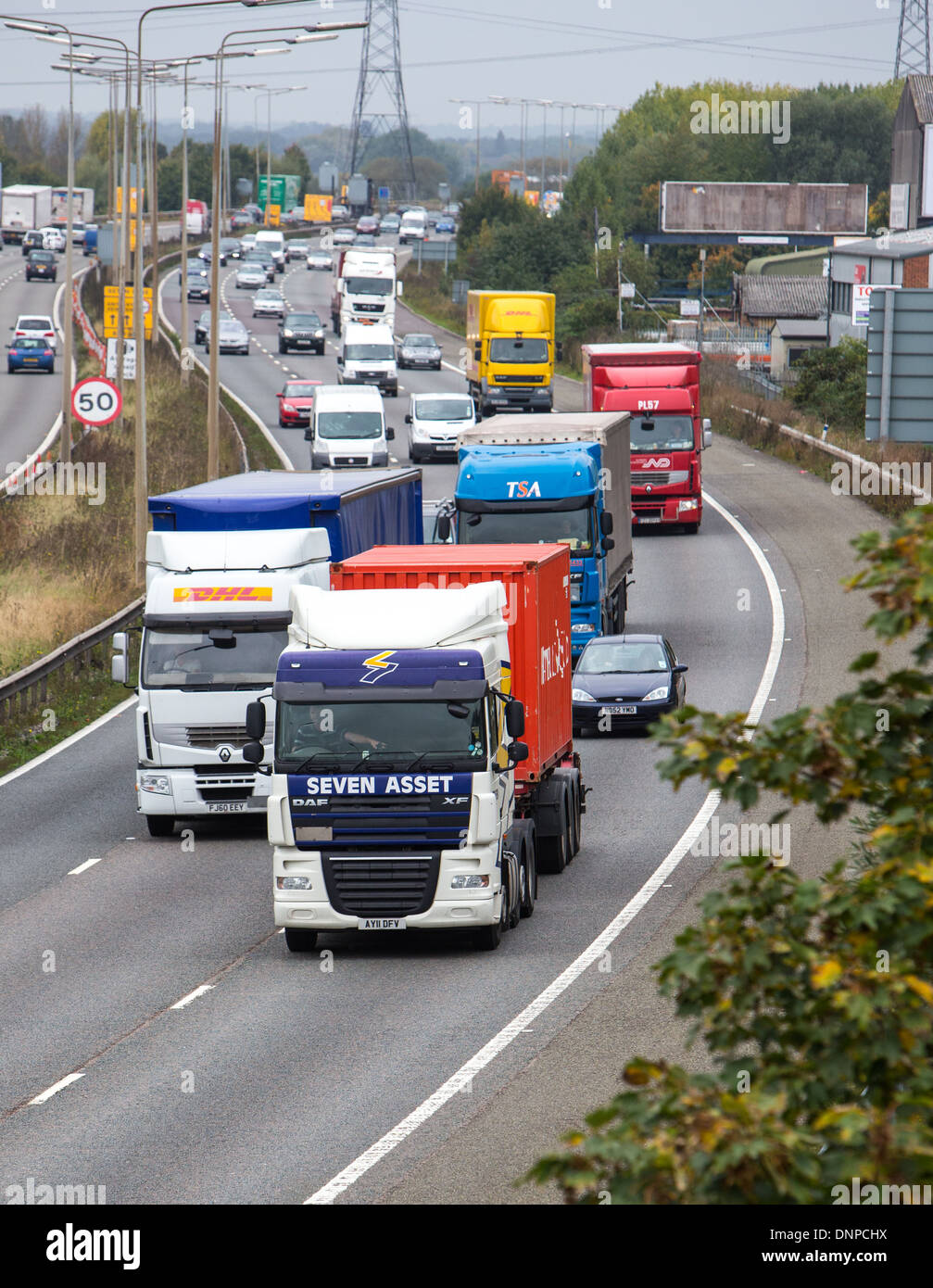 Los camiones y el tráfico en la autopista Foto de stock