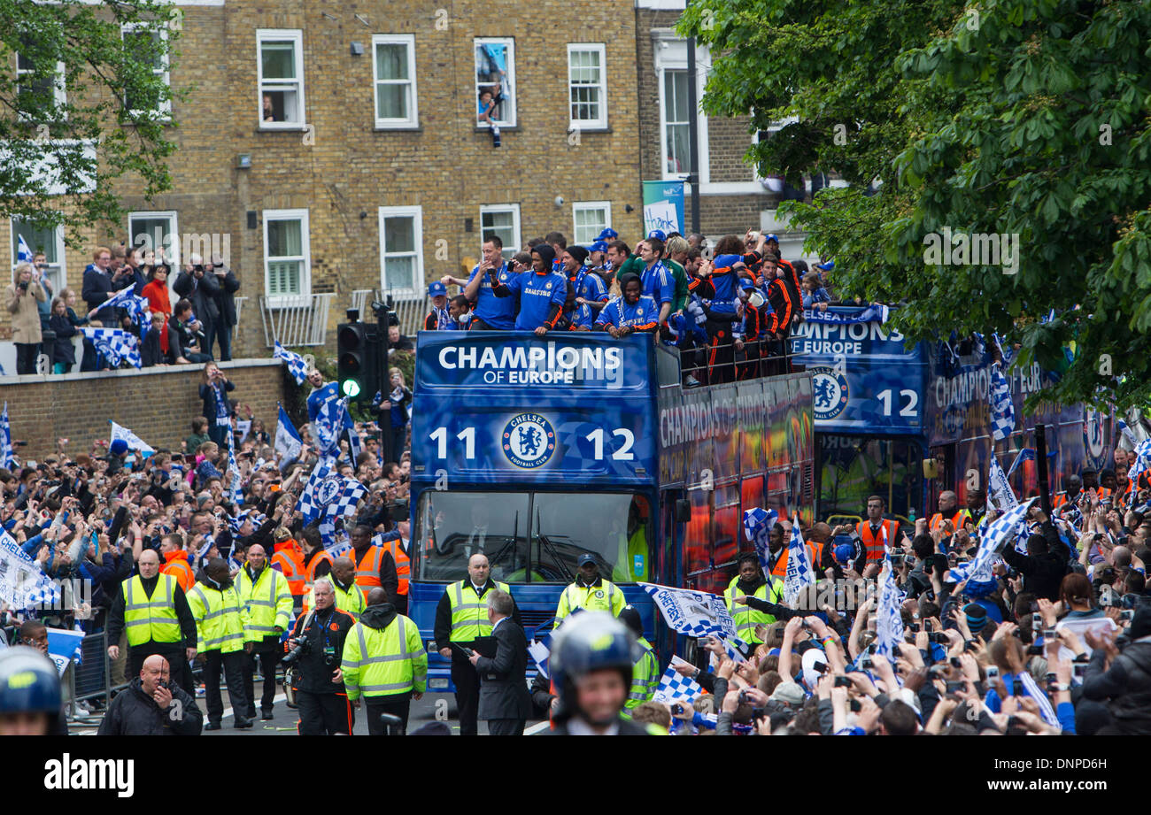 Chelsea desfile de jugadores y personal de la Unión y F UN tazas en un autobús descubierto el Fulham Road. Foto de stock