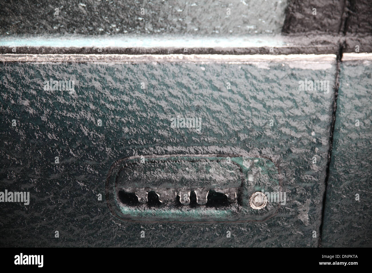Coche congelado puerta tras la lluvia helada Foto de stock