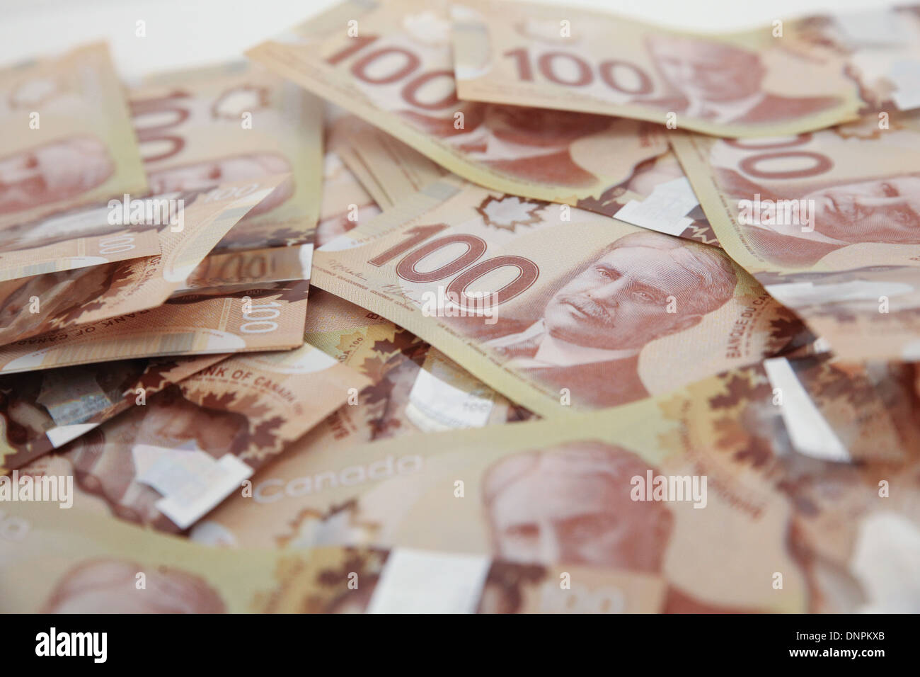 Cien billetes de dólar canadiense Foto de stock