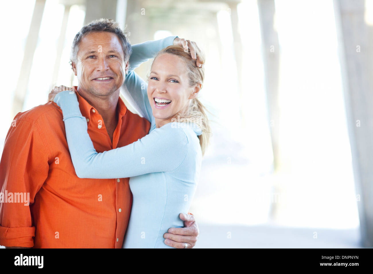 Retrato de Pareja pararse bajo el muelle en Playa, Júpiter, en el condado de Palm Beach, Florida, EE.UU. Foto de stock