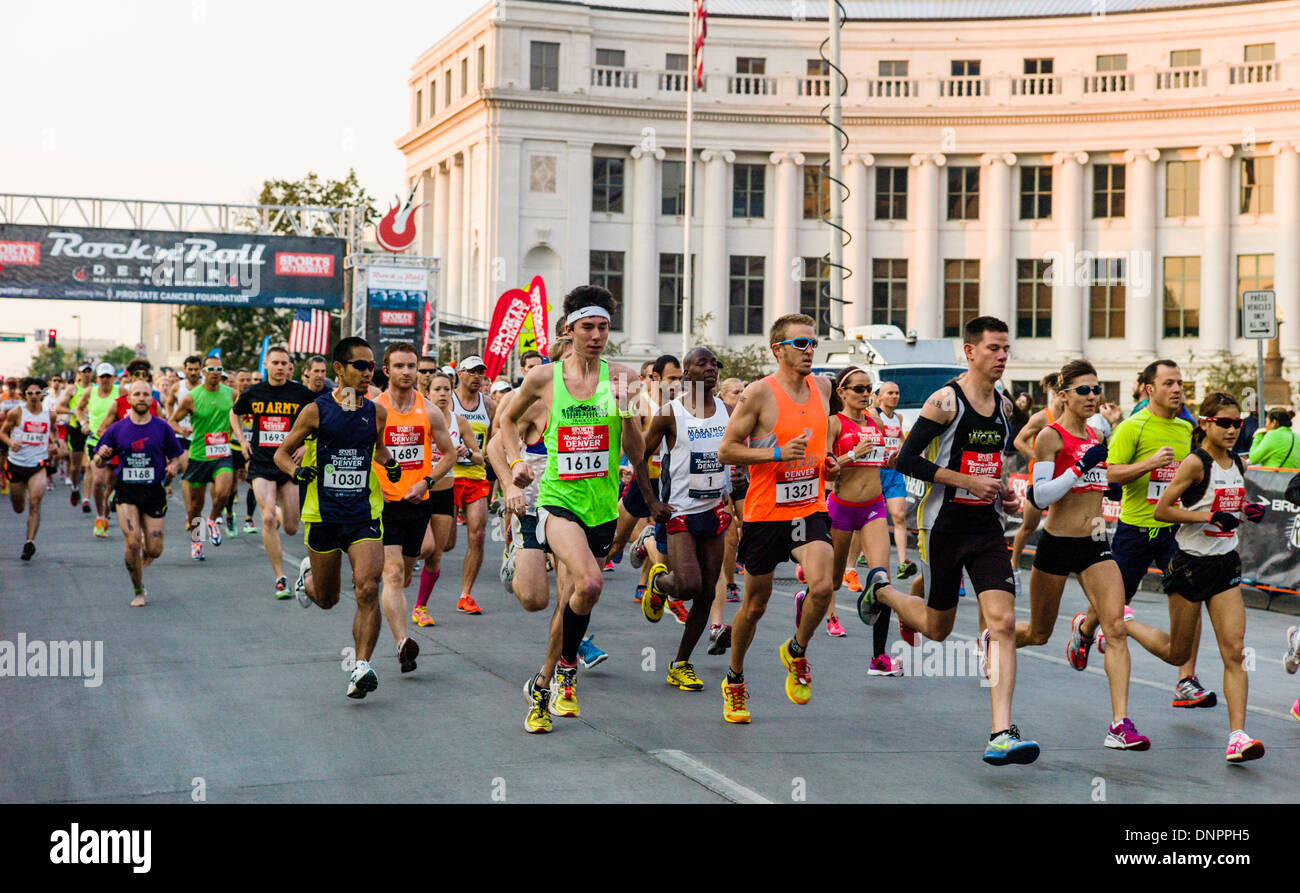 Los corredores de la autoridad deportiva de Rock'n'Roll Marathon, Denver, Colorado, Estados Unidos. Recaudación de fondos para la Fundación de Cáncer de próstata. Foto de stock