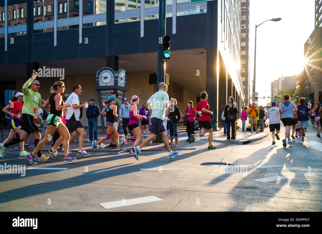 Los corredores de la autoridad deportiva de Rock'n'Roll Marathon, Denver, Colorado, Estados Unidos. Recaudación de fondos para la Fundación de Cáncer de próstata. Foto de stock