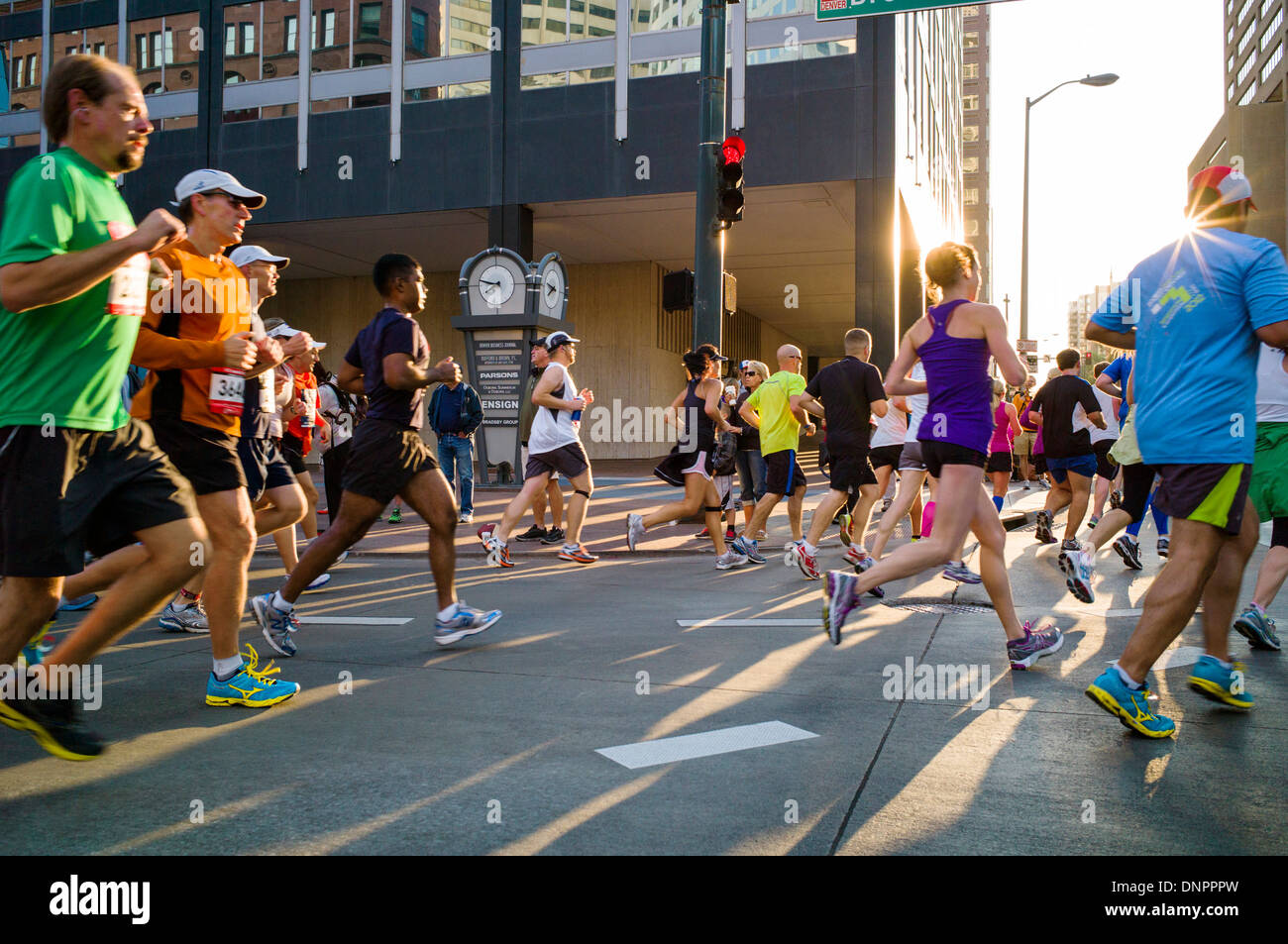 Los corredores de la autoridad deportiva de Rock'n'Roll Marathon, Denver, Colorado, Estados Unidos. Recaudación de fondos para la Fundación de Cáncer de próstata. Foto de stock