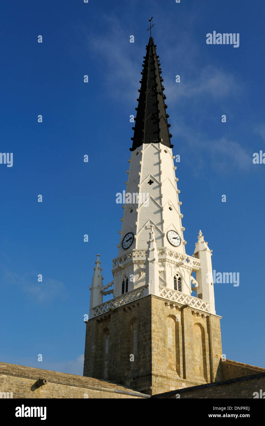 Campanario de la iglesia de Ars en Ré ciudad en Charente-Maritime, Francia Foto de stock