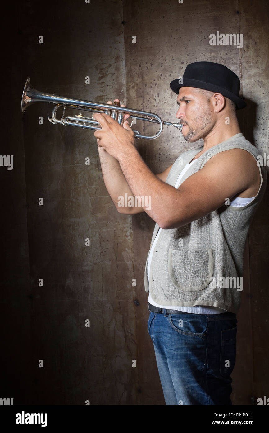 Retrato de músico tocando la trompeta, Foto de Estudio Foto de stock