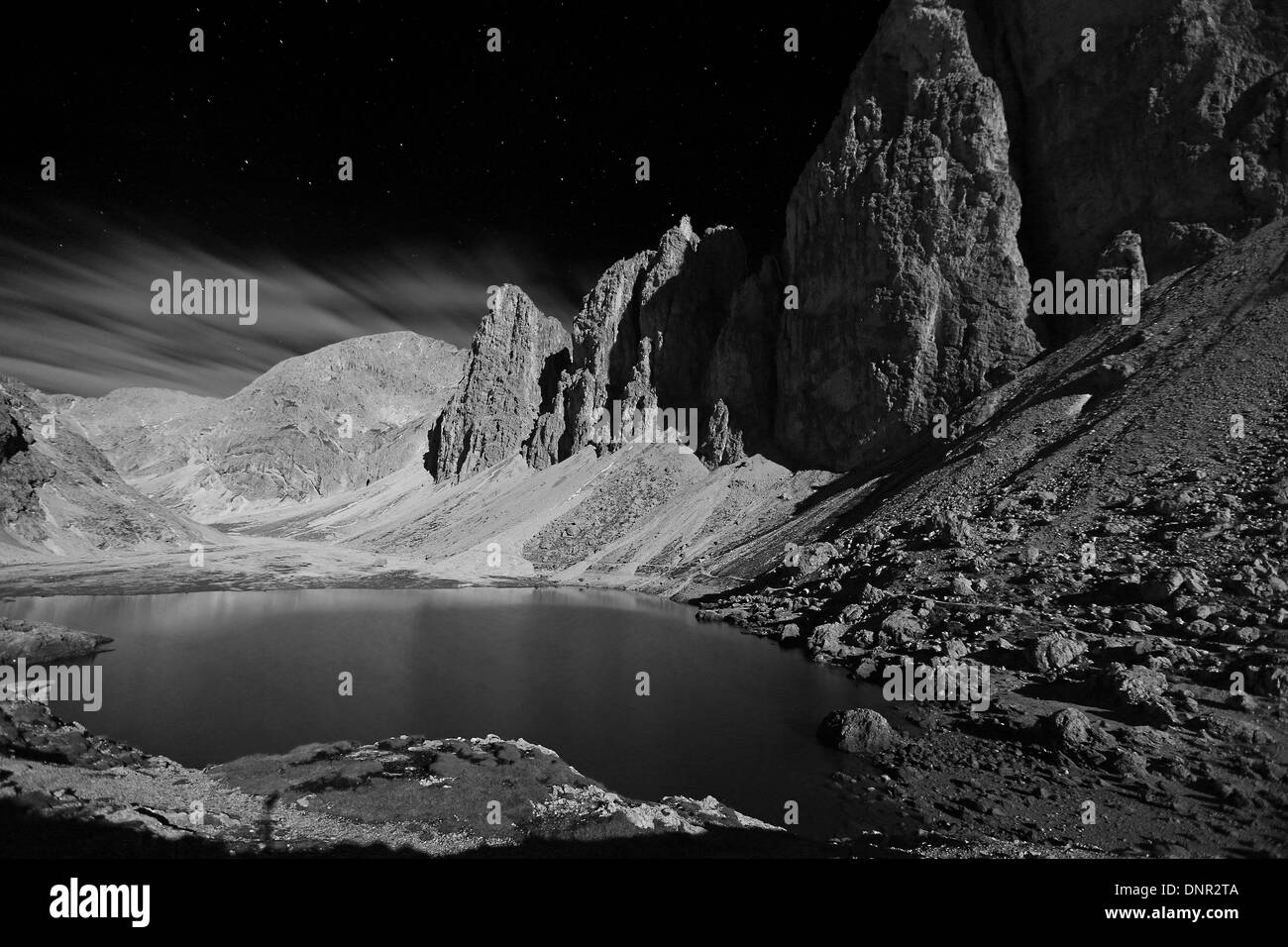 Lago Antermoia. El macizo del Catinaccio. El Fassa Dolomitas. Alpes Italianos. Blanco y negro paisaje de montaña. Europa. Foto de stock