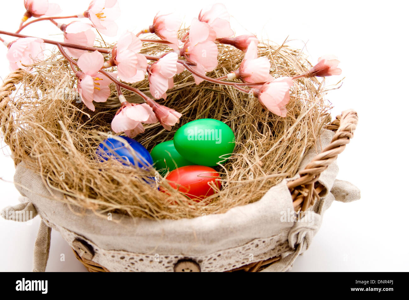 Canasta de Pascua con huevos de Pascua Foto de stock