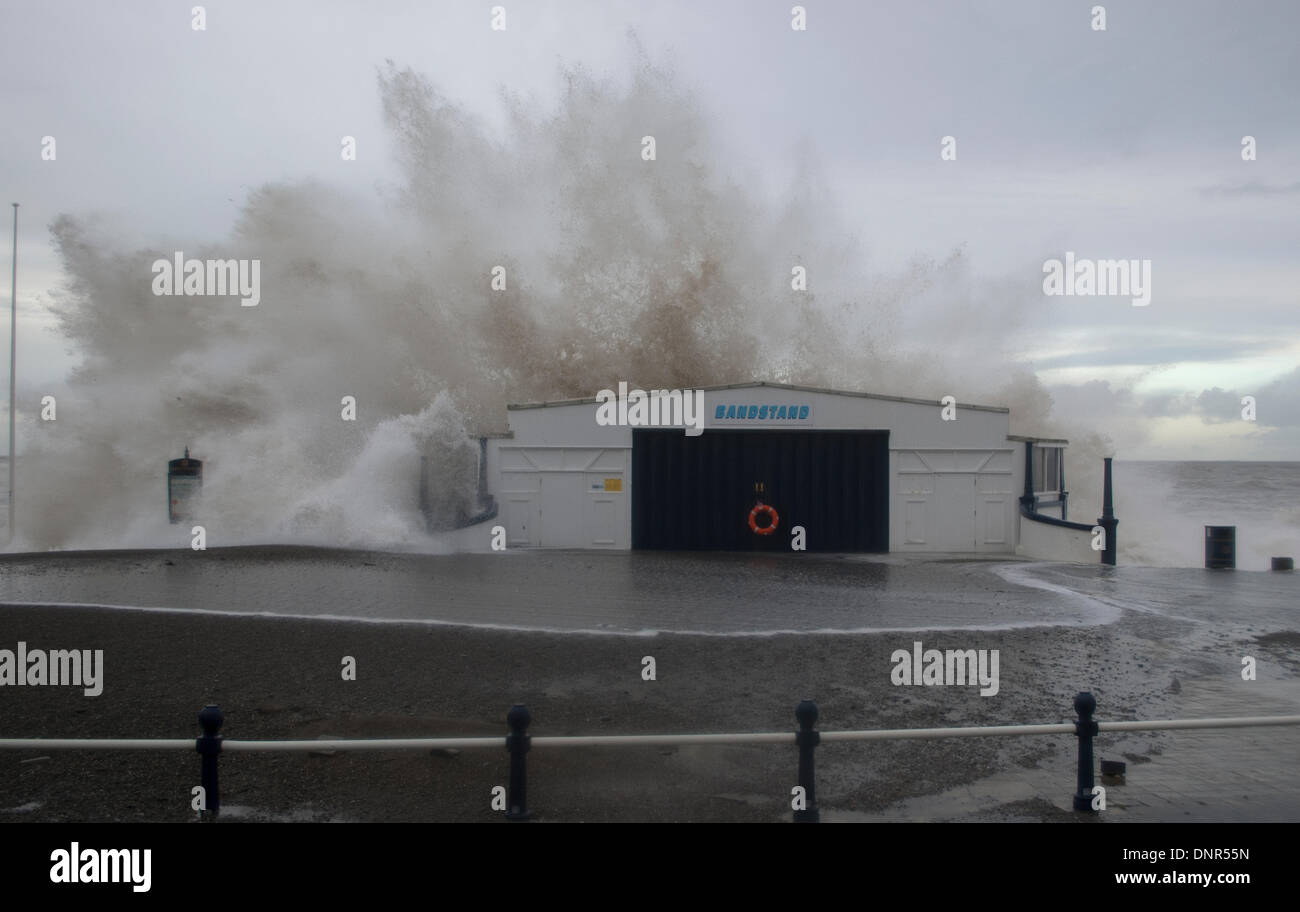 Más grandes olas golpear Aberystwyth promenade en marea alta, continúa con una racha de clima extremo para golpear la ciudad costera y en el REINO UNIDO Foto de stock