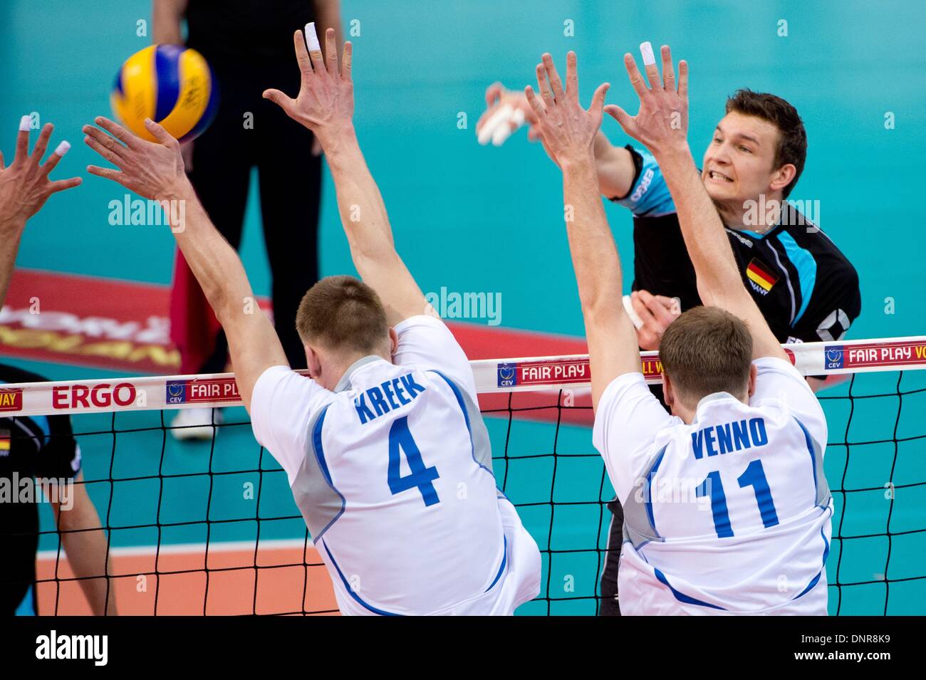 Ludwigsburg, Alemania. 04 ene, 2014. Alemania Christian Fromm (R) en la acción contra Estonia del Ardo Kreek (L) y Oliver Venno durante la Copa Mundial de Voleibol Calificador partido entre Alemania y Estonia a Arena de MHP en Ludwigsburg, Alemania, 04 de enero de 2014. Foto: SEBASTIAN KAHNERT/dpa/Alamy Live News Foto de stock