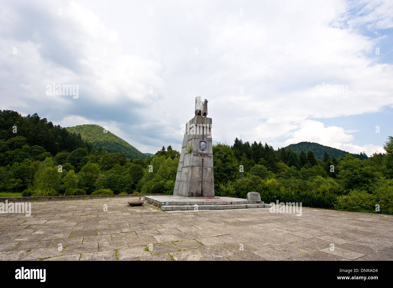 El monumento de piedra cerca de Balice donde el general Karol Swierczewski - Walter fue asesinado en 1947. Región montañosa del sudeste de Polonia. Foto de stock