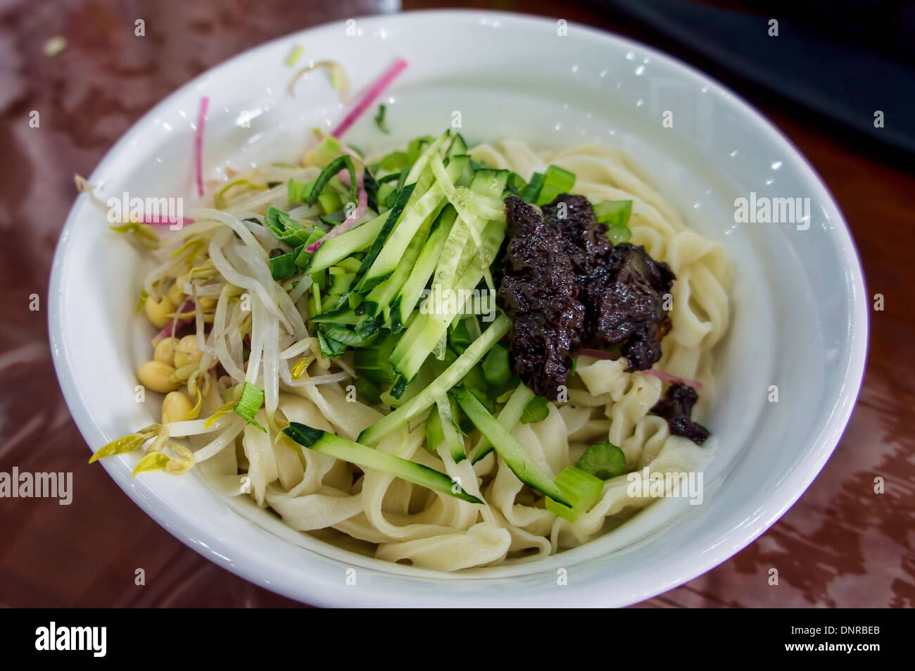 Tazón de fideos con pasta de soya en Pekín, China Foto de stock