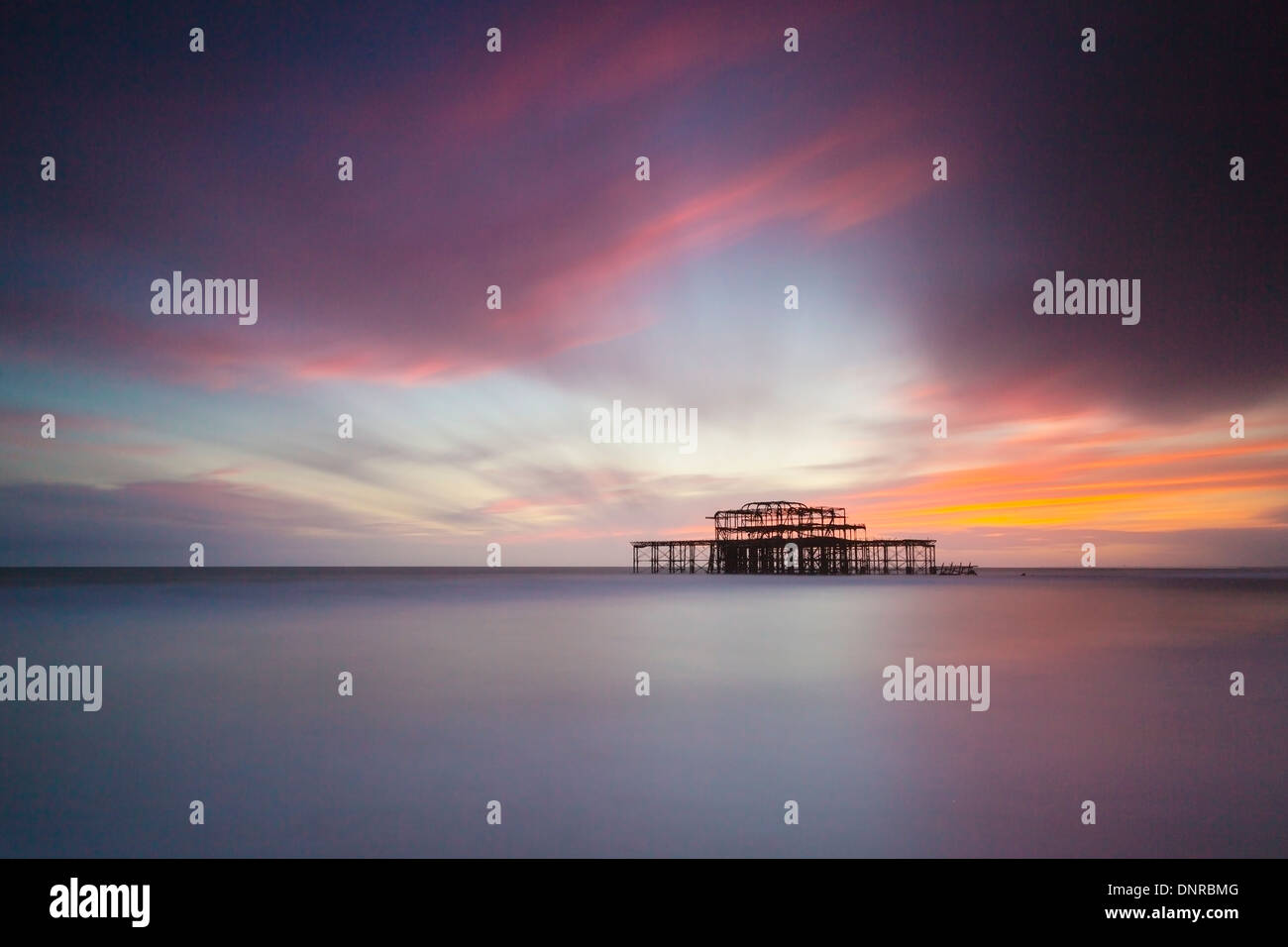 Brighton West Pier al atardecer, Sussex, Reino Unido. La larga exposición Foto de stock