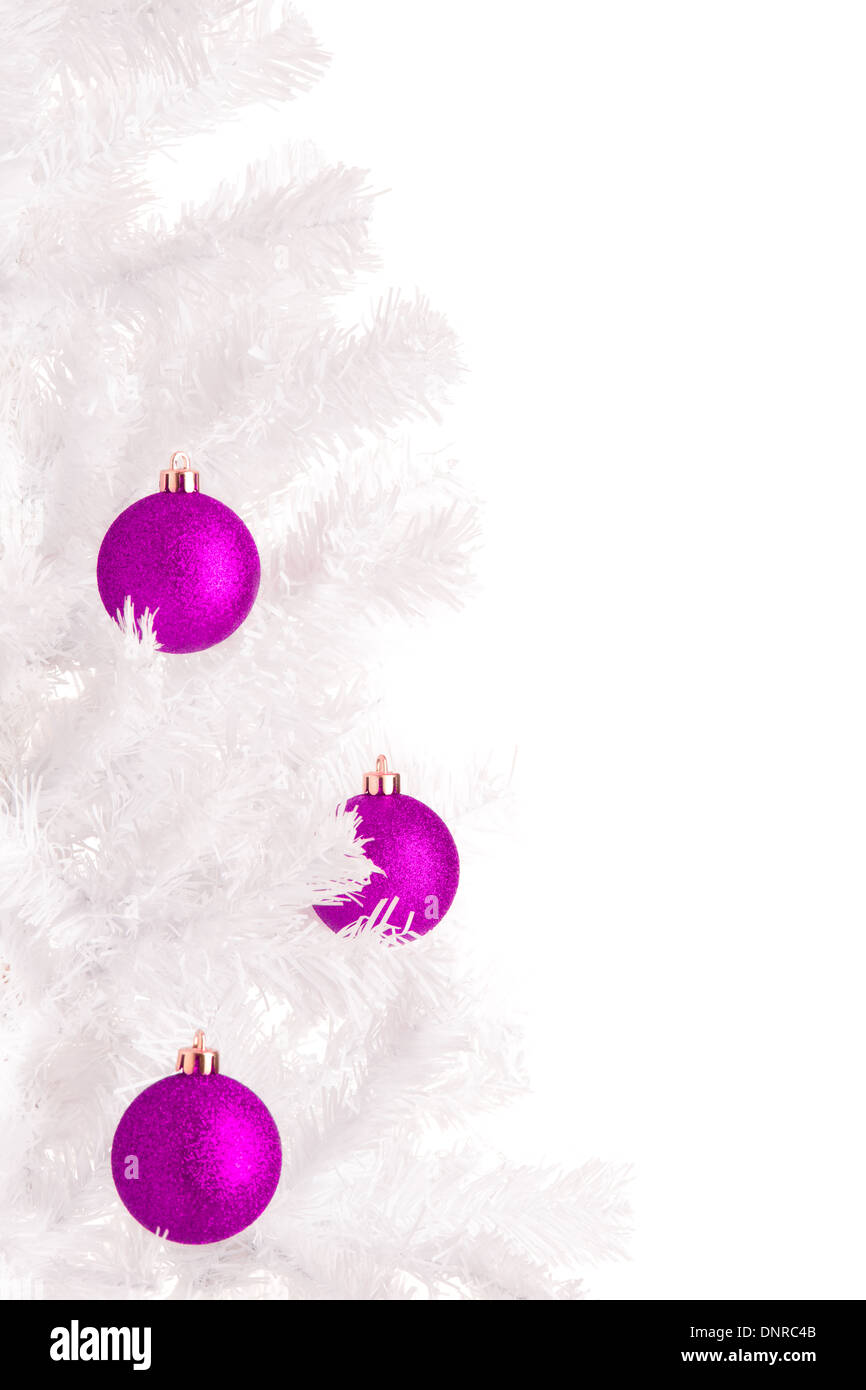 Árbol de Navidad blanco y morado, bolas de fondo blanco Fotografía de stock  - Alamy