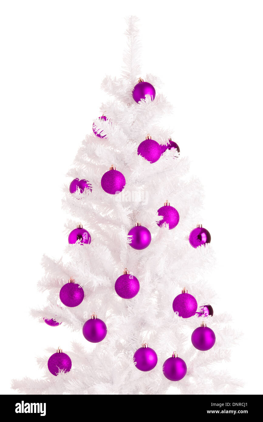 Árbol de Navidad blanco y morado, bolas de fondo blanco Fotografía de stock  - Alamy